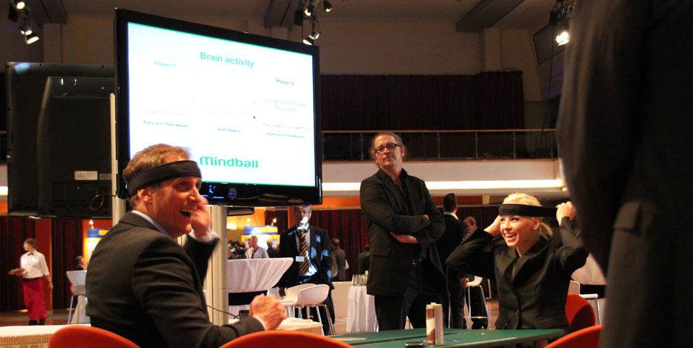 Mindball Event – Zwei Spieler mit EEG-Stirnband